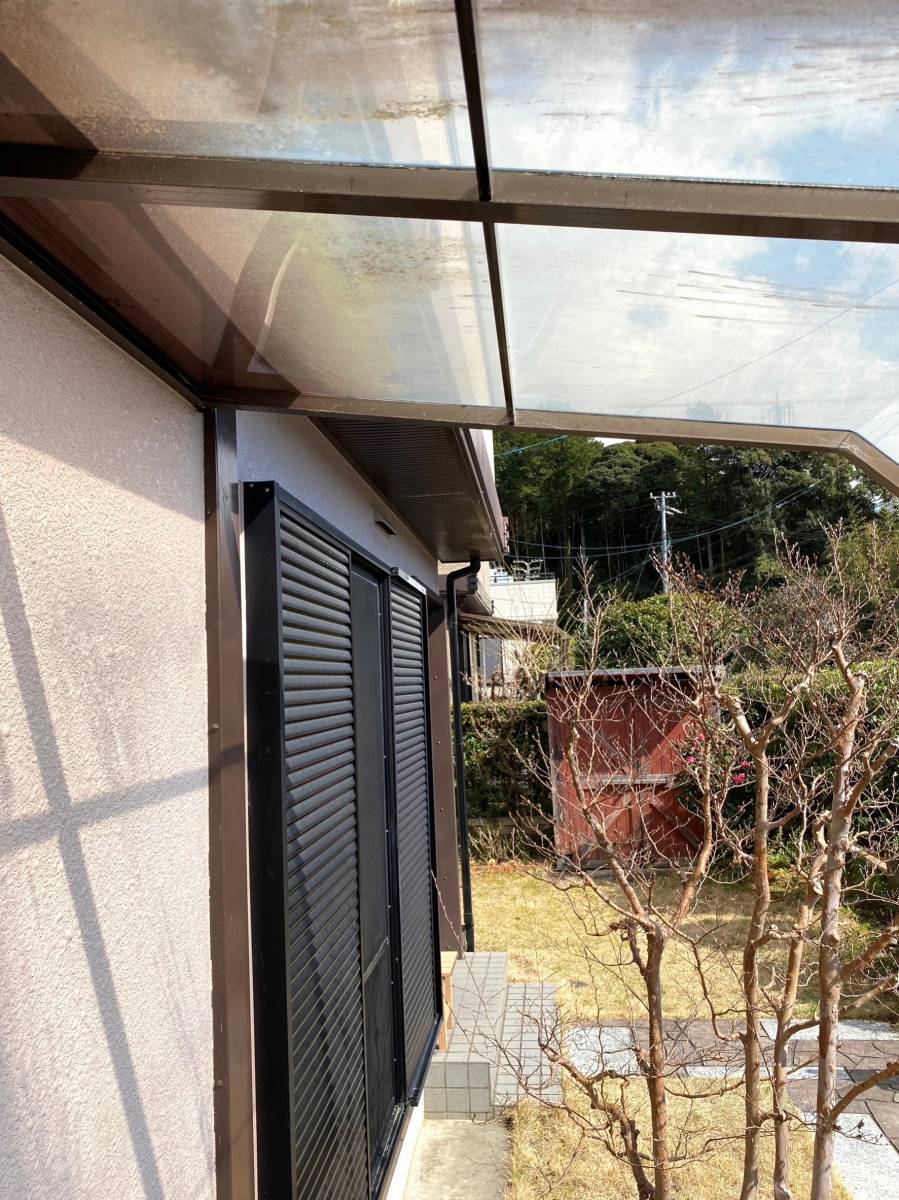 杉山トーヨー住器の無いと不便　テラスに竿掛けの施工前の写真1