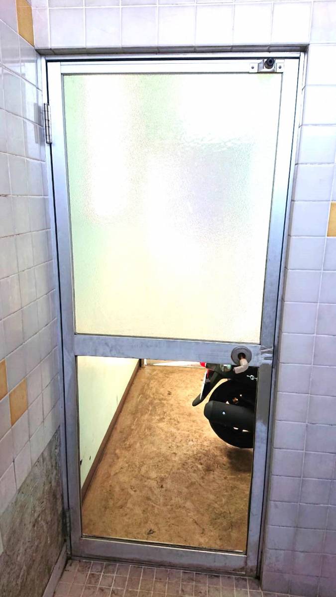 杉山トーヨー住器の風呂場のドア交換の施工前の写真1