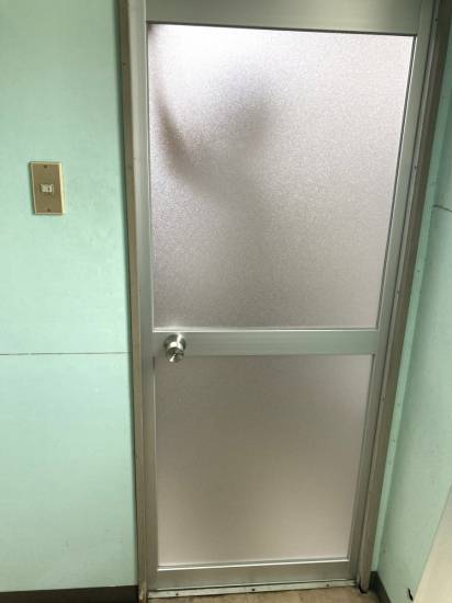 杉山トーヨー住器の風呂場のドア交換施工事例写真1