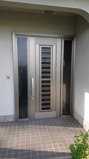 杉山トーヨー住器の玄関ドアリフォーム施工事例写真1