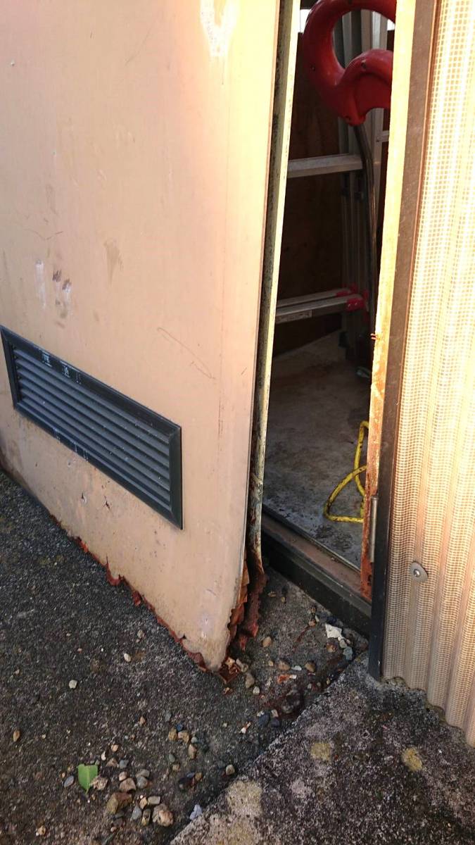杉山トーヨー住器の勝手口ドアの交換の施工前の写真1