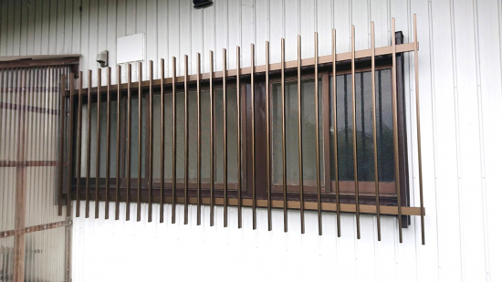 杉山トーヨー住器の既存の木製面格子をアルミ面格子に取替。施工事例写真1