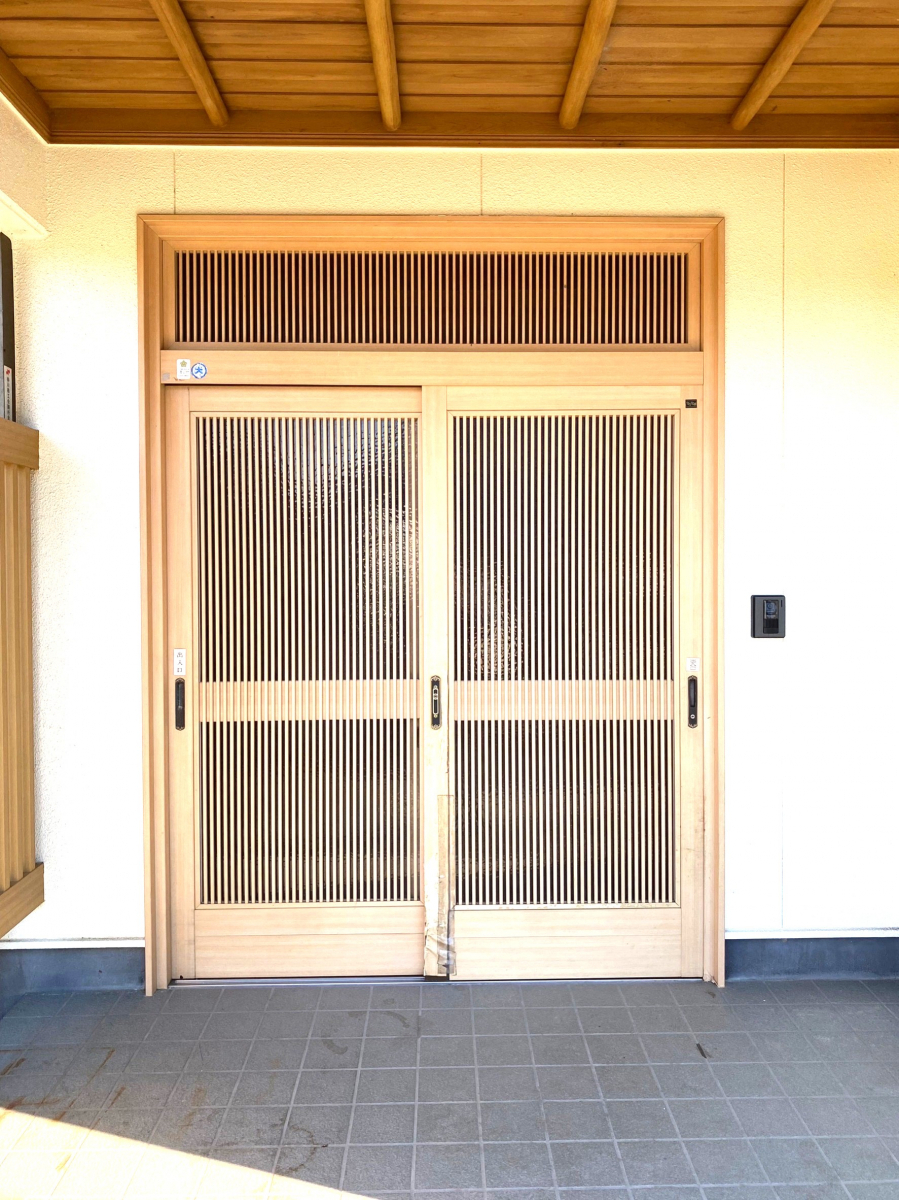 杉山トーヨー住器の玄関引戸リフォームの施工前の写真1