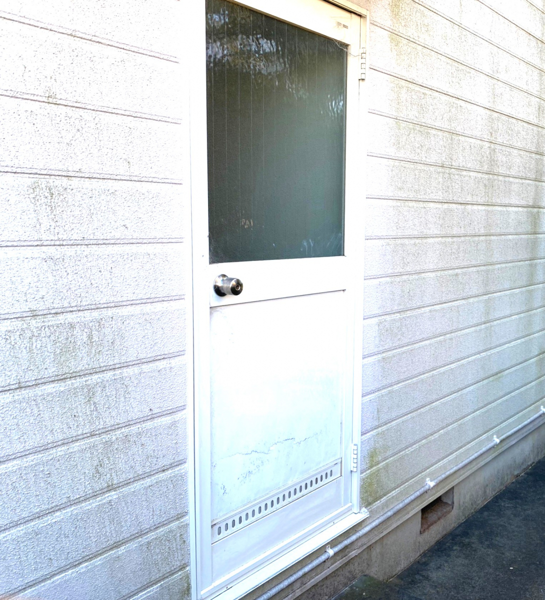 杉山トーヨー住器の勝手口ドアのリフォームの施工前の写真1