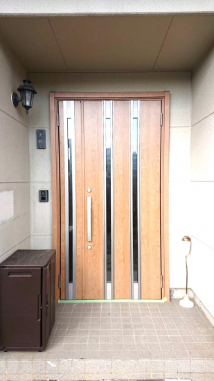 杉山トーヨー住器の玄関ドアリフォーム施工事例写真1