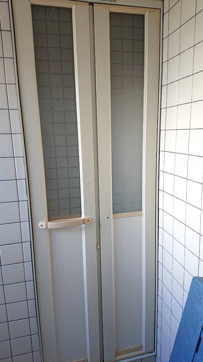 杉山トーヨー住器の浴室　扉交換の施工前の写真1