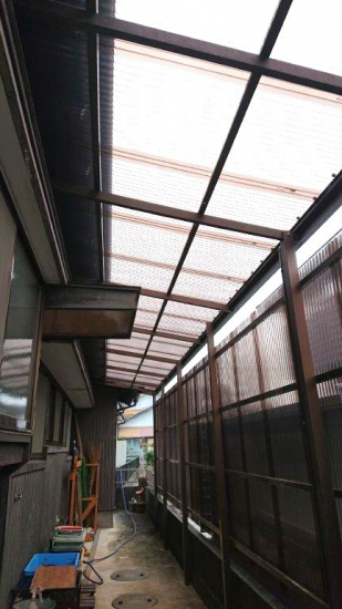 杉山トーヨー住器のテラスの波板張替施工事例写真1
