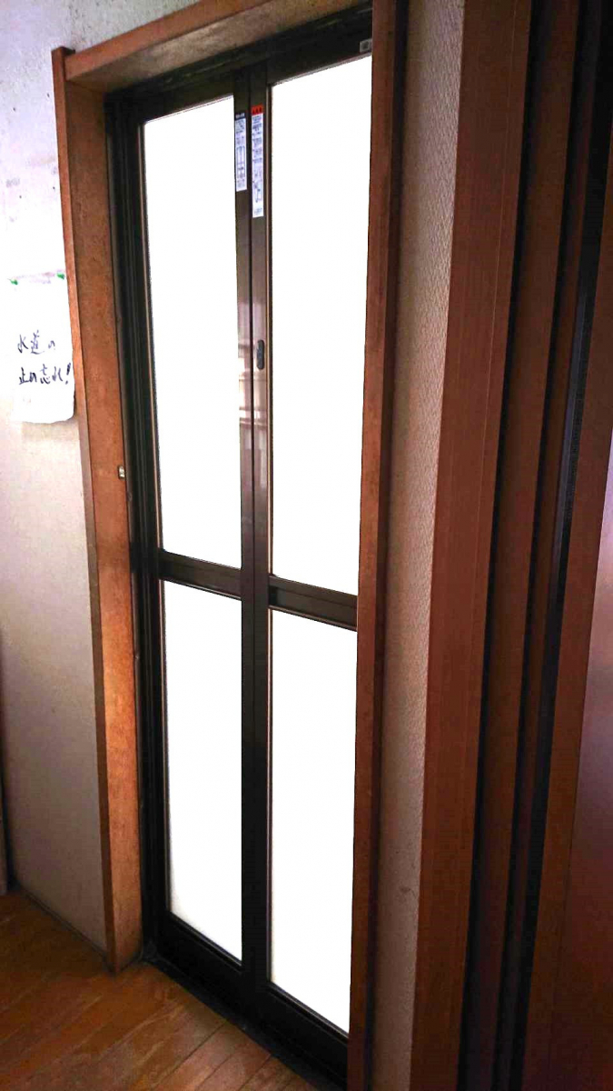 杉山トーヨー住器の浴室ドア交換（中折れタイプ）の施工後の写真1
