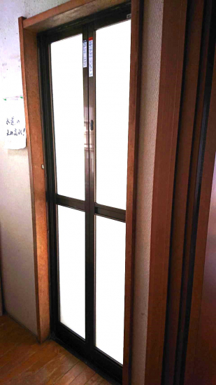 杉山トーヨー住器の浴室ドア交換（中折れタイプ）施工事例写真1