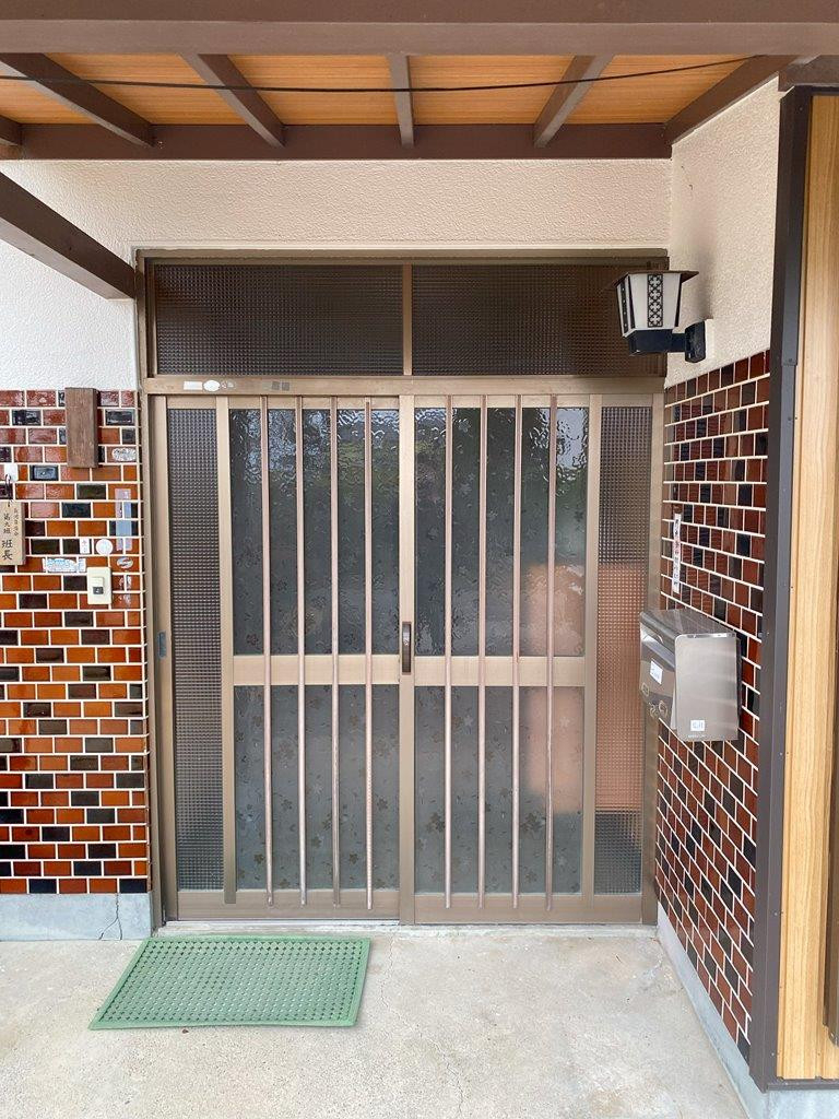 杉山トーヨー住器の玄関リフォームの施工前の写真1