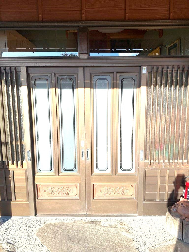 杉山トーヨー住器の玄関の硝子を交換の施工後の写真1