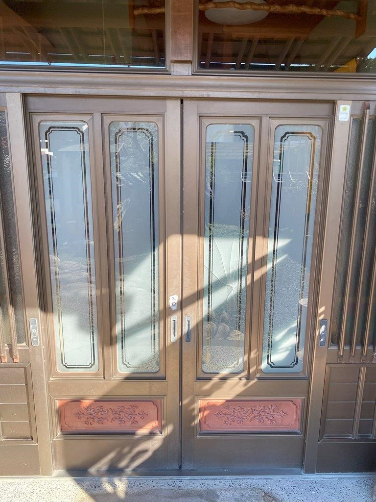 杉山トーヨー住器の玄関の硝子を交換の施工前の写真1