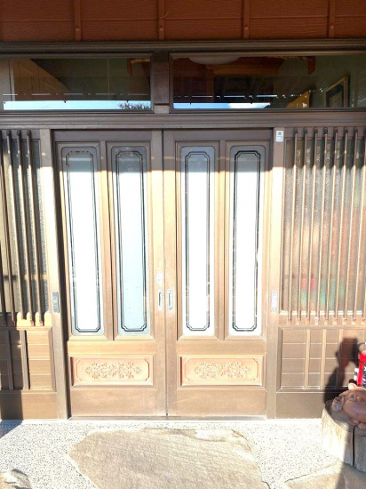 杉山トーヨー住器の玄関の硝子を交換施工事例写真1