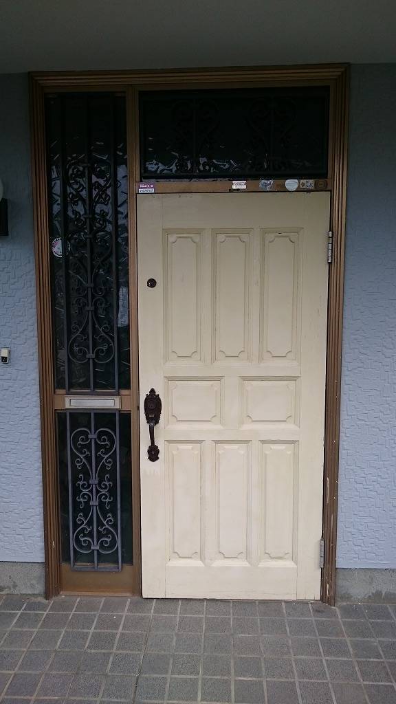 杉山トーヨー住器の玄関ドア交換工事の施工前の写真1