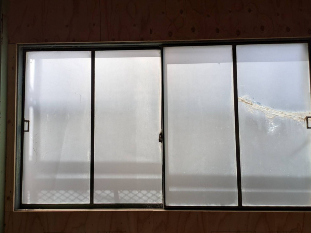 杉山トーヨー住器のガラス入替の施工前の写真1