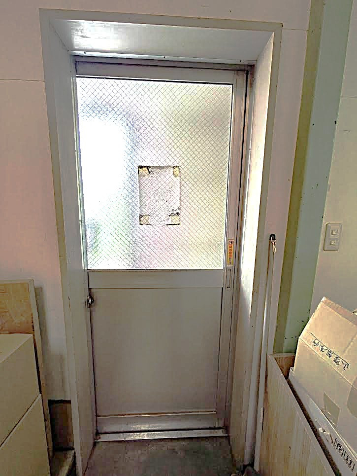 杉山トーヨー住器のドアに網戸の施工前の写真1