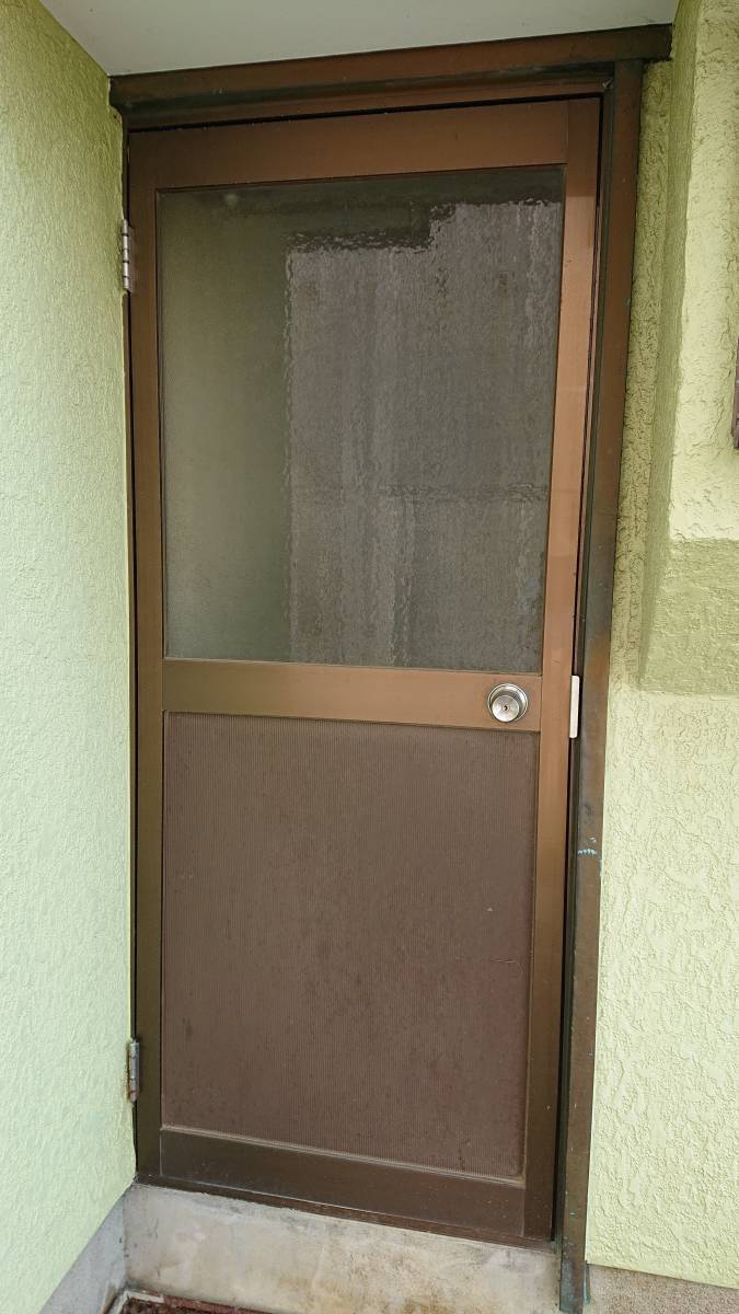 杉山トーヨー住器の勝手口ドアを換えました。の施工前の写真1