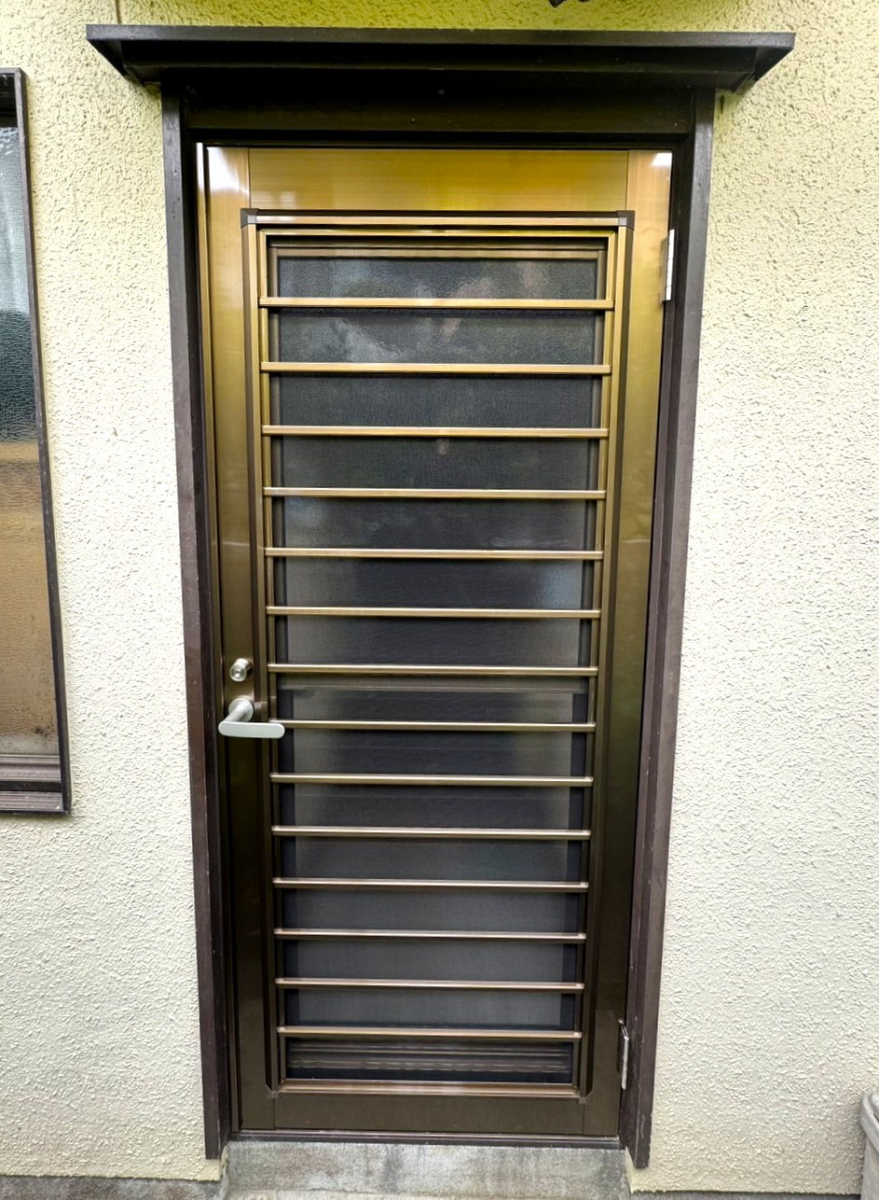 杉山トーヨー住器の勝手口ドアの扉交換の施工後の写真1