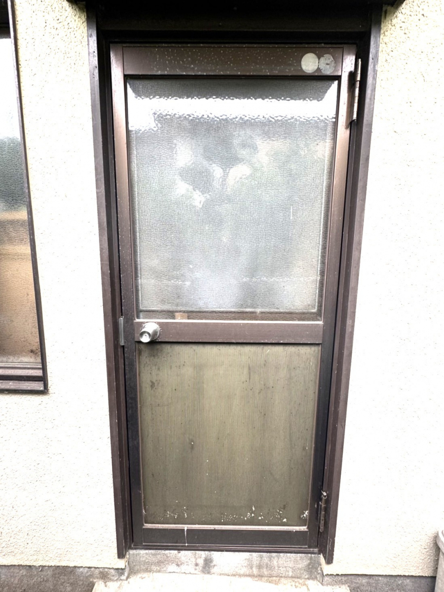 杉山トーヨー住器の勝手口ドアの扉交換の施工前の写真1