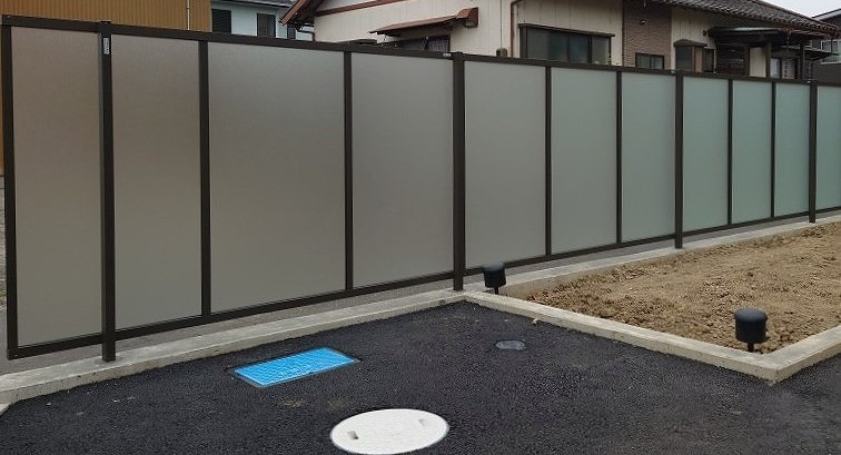 杉山トーヨー住器の目隠しフェンス(採光タイプ)の施工後の写真1