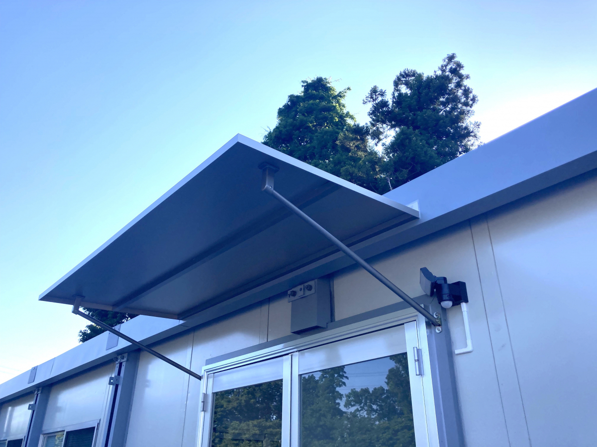 杉山トーヨー住器のオーダーメイドのひさしの施工後の写真2
