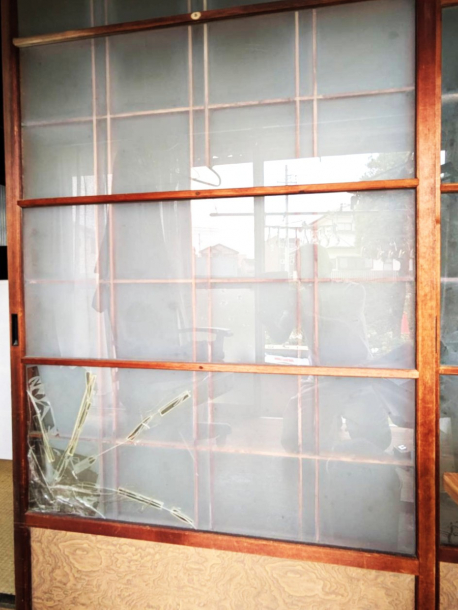 杉山トーヨー住器の木製建具の硝子交換の施工前の写真1