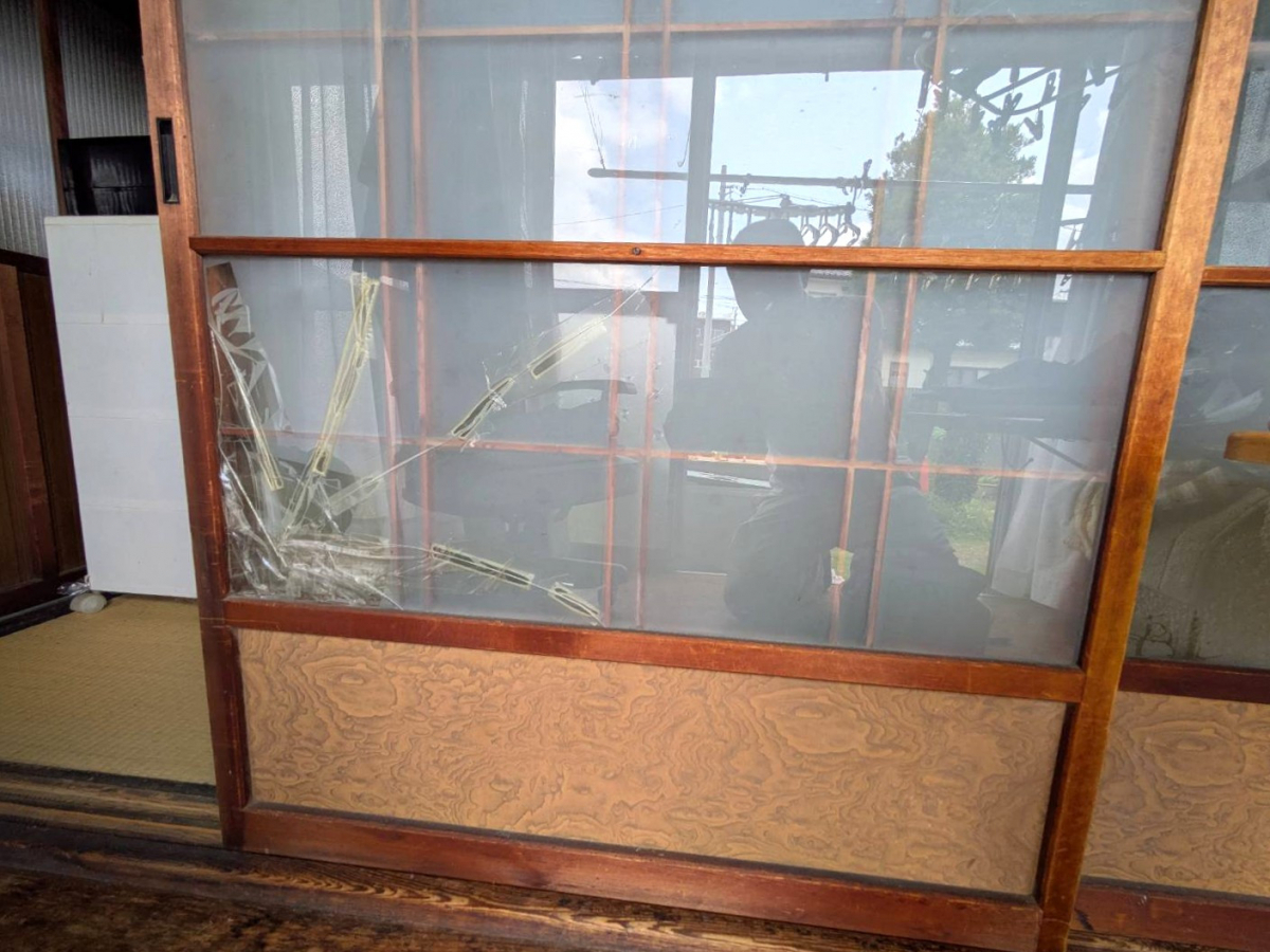 杉山トーヨー住器の木製建具の硝子交換の施工前の写真2