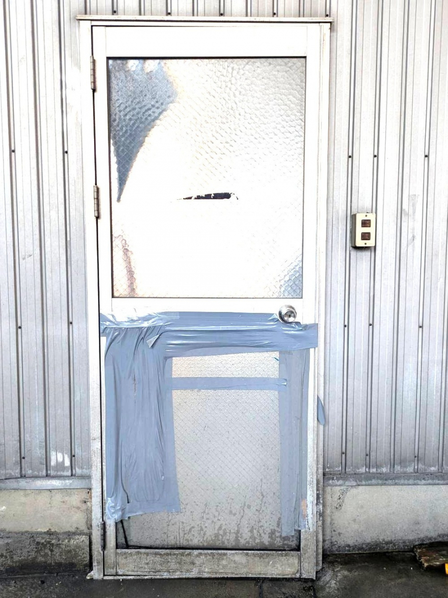 杉山トーヨー住器のドアのパネル交換の施工前の写真1