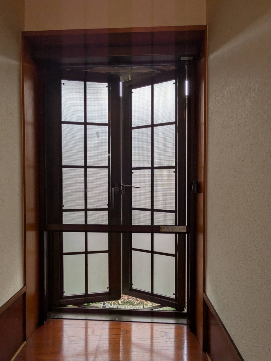 杉山トーヨー住器の🪟 ロールアップ網戸の施工後の写真1