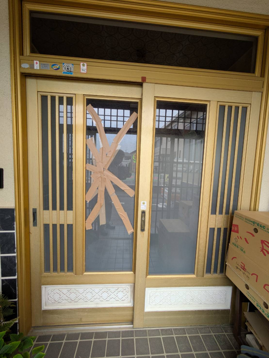 杉山トーヨー住器の玄関引戸ガラス修理工事の施工前の写真1
