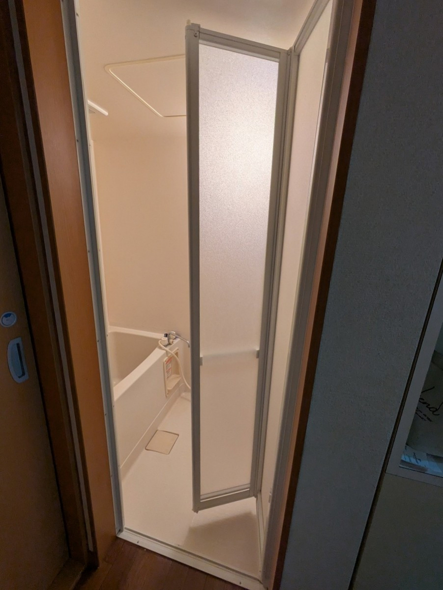 杉山トーヨー住器の浴室中折れドア交換の施工前の写真1
