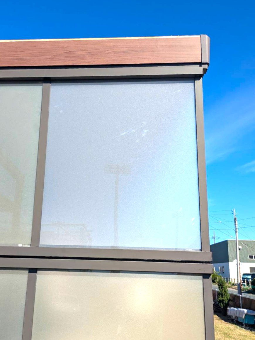 杉山トーヨー住器のカーポートの側面パネルを1日でスッキリ交換！の施工後の写真1