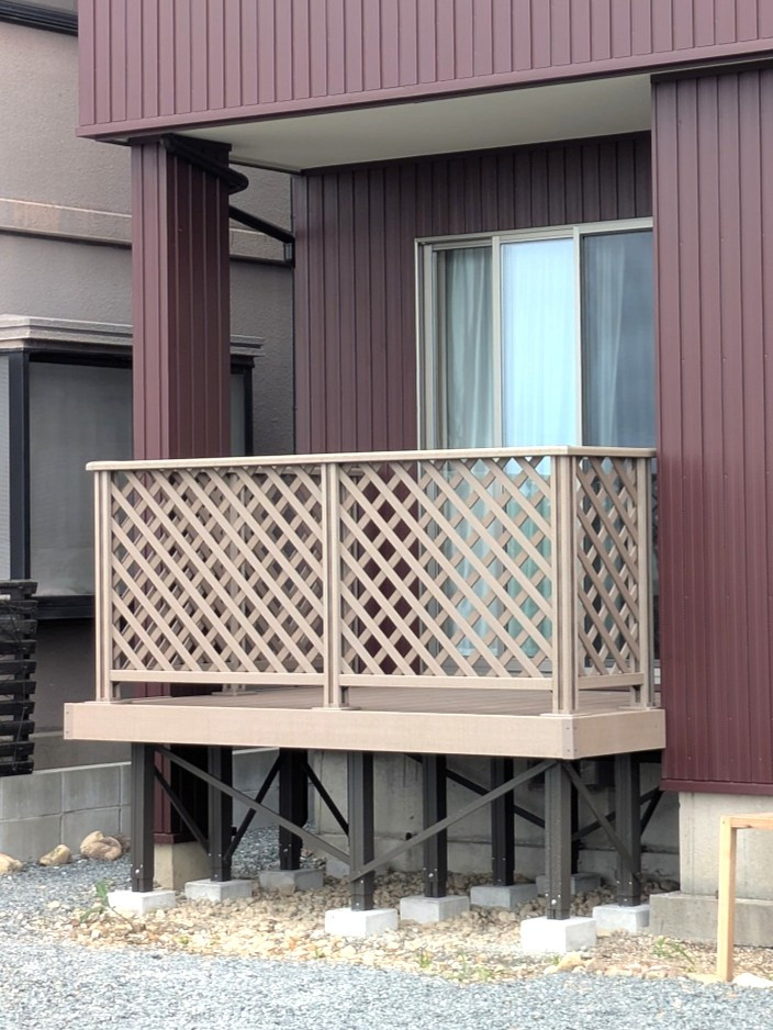 杉山トーヨー住器の1DAYデッキリフォーム「LIXIL 樹ら楽ステージ」の施工後の写真1