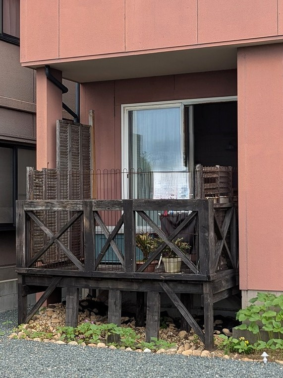 杉山トーヨー住器の1DAYデッキリフォーム「LIXIL 樹ら楽ステージ」の施工前の写真1