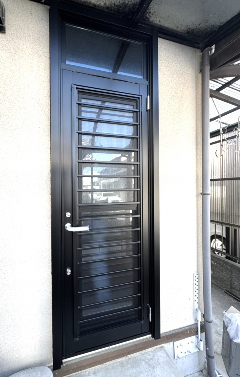 杉山トーヨー住器の🏠 1DAY 勝手口ドアリフォーム「LIXIL リシェント勝手口用」(掛川市)の施工後の写真1