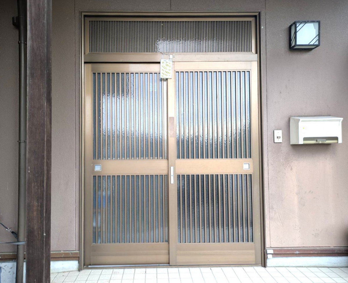 杉山トーヨー住器の🏠 1DAY 玄関ドアリフォーム「LIXIL リシェント玄関ドア」(静岡県)の施工前の写真1