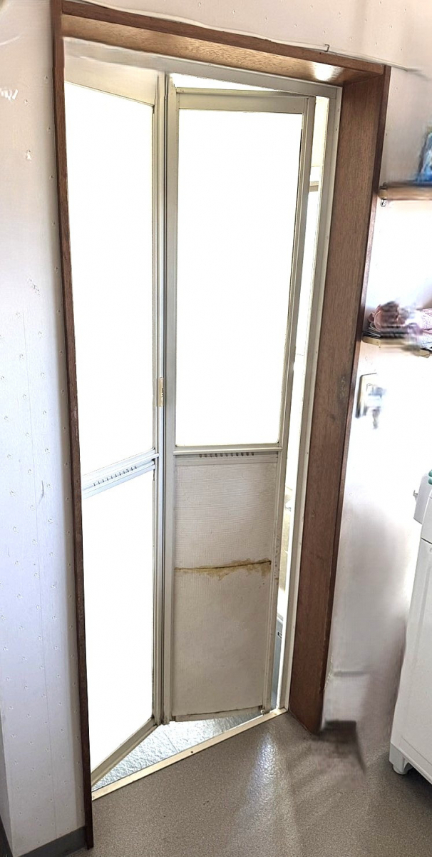 杉山トーヨー住器の🚿 1DAY 浴室ドアリフォーム「LIXIL リシェント浴室用ドア」(静岡県)の施工前の写真1