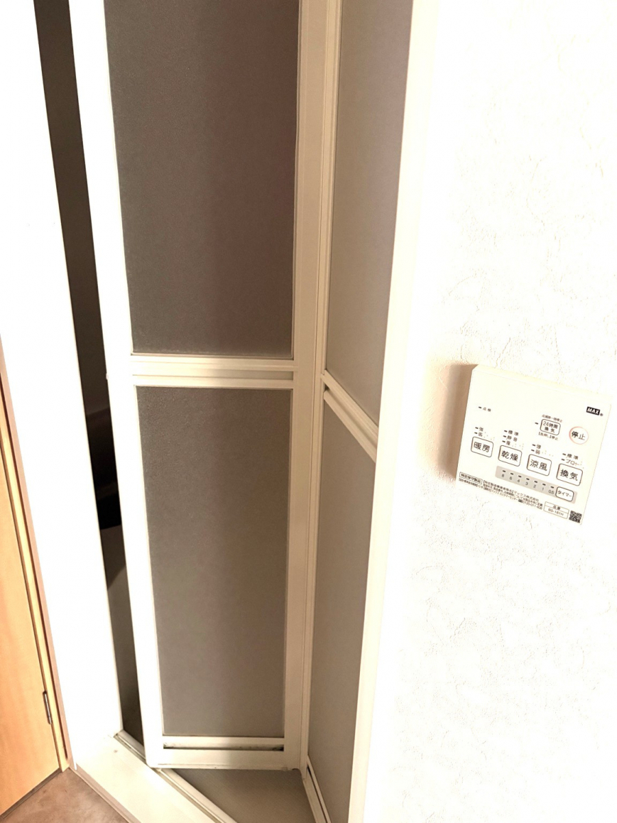 杉山トーヨー住器の🛠 浴室中折れドア パネル交換施工例の施工後の写真1