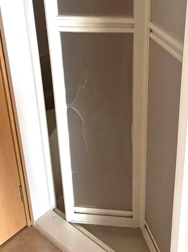 杉山トーヨー住器の🛠 浴室中折れドア パネル交換施工例の施工前の写真1