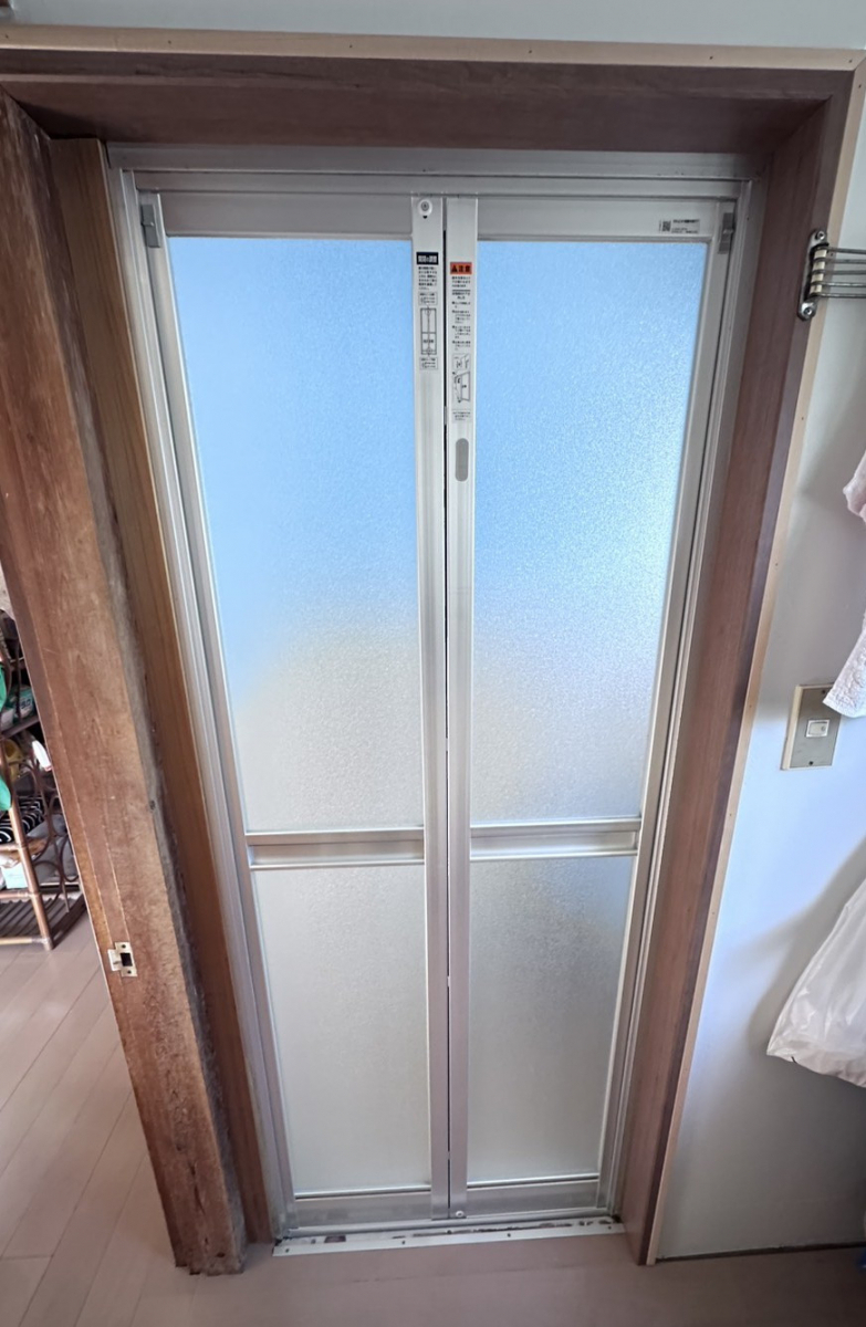 杉山トーヨー住器の🚿1DAY 浴室ドアリフォーム「LIXIL リシェント浴室中折れドア」の施工後の写真1