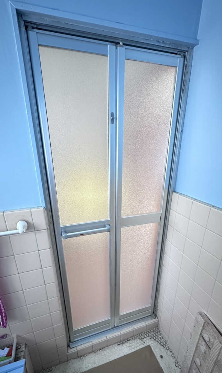 杉山トーヨー住器の🚿1DAY 浴室ドアリフォーム「LIXIL リシェント浴室中折れドア」の施工後の写真2