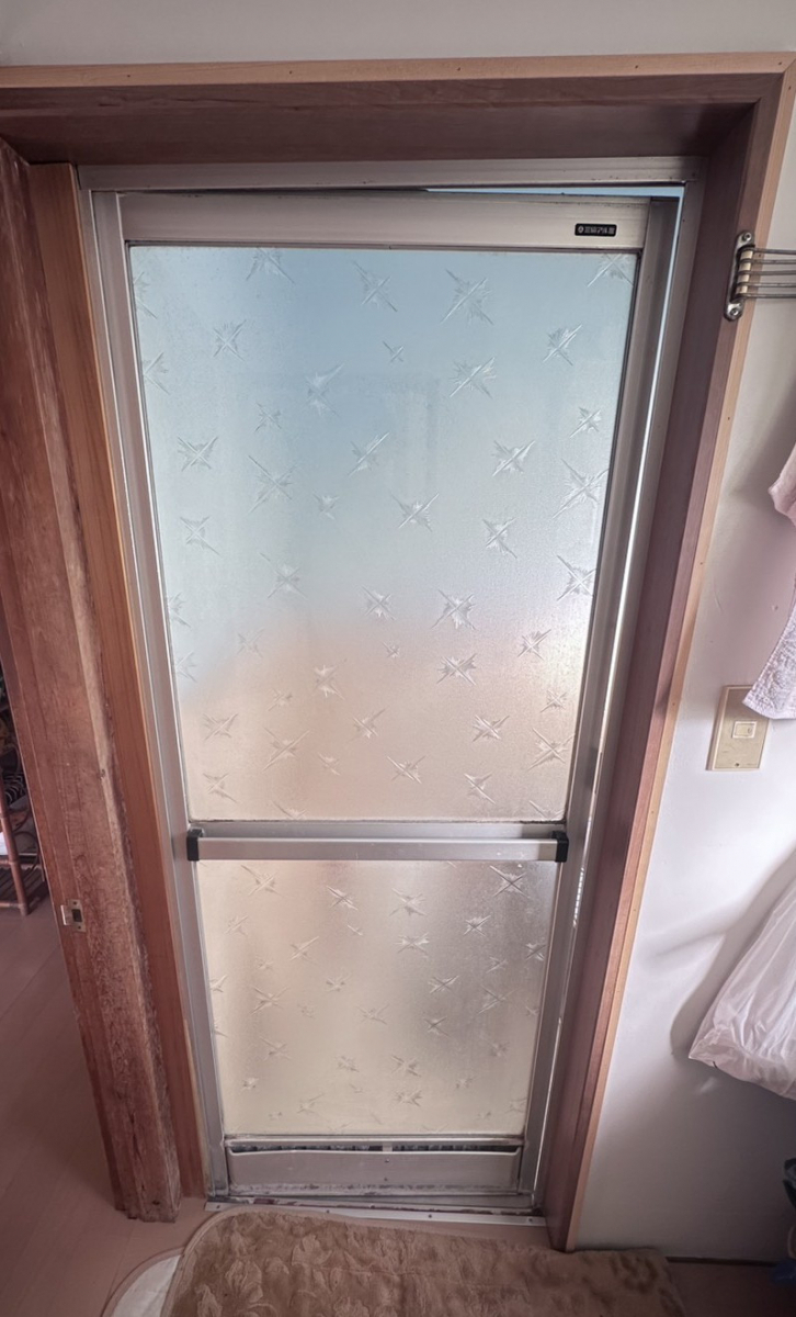 杉山トーヨー住器の🚿1DAY 浴室ドアリフォーム「LIXIL リシェント浴室中折れドア」の施工前の写真1