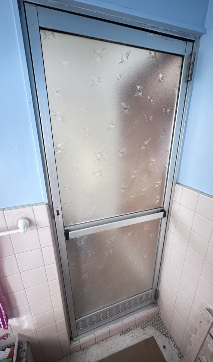 杉山トーヨー住器の🚿1DAY 浴室ドアリフォーム「LIXIL リシェント浴室中折れドア」の施工前の写真2