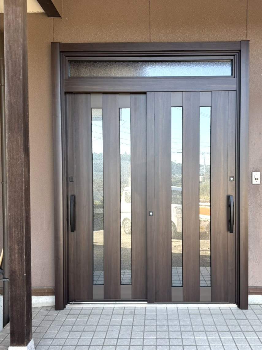 杉山トーヨー住器の📘 玄関引戸リフォーム（LIXIL リシェントP17型PG硝子仕様）の施工後の写真1