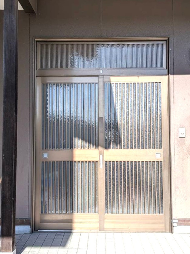 杉山トーヨー住器の📘 玄関引戸リフォーム（LIXIL リシェントP17型PG硝子仕様）の施工前の写真1