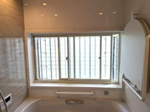 杉山トーヨー住器の🛁浴室窓 断熱リフォーム｜LIXIL インプラスの施工前の写真1