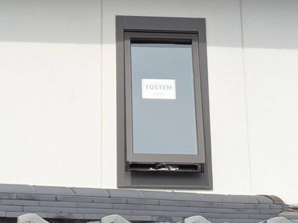 杉山トーヨー住器の🪟窓リフォーム｜ルーバー窓 ➜ 開き窓タイプ（LIXIL リプラス）の施工後の写真1