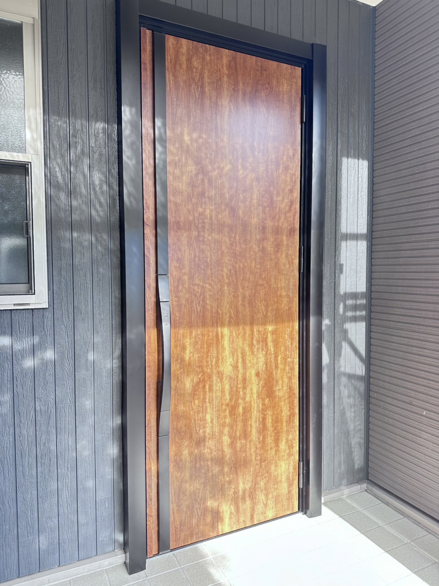 杉山トーヨー住器の🏠 1DAY 玄関断熱リフォーム　/　LIXIL リシェント S14型（木目調） ✨の施工後の写真2