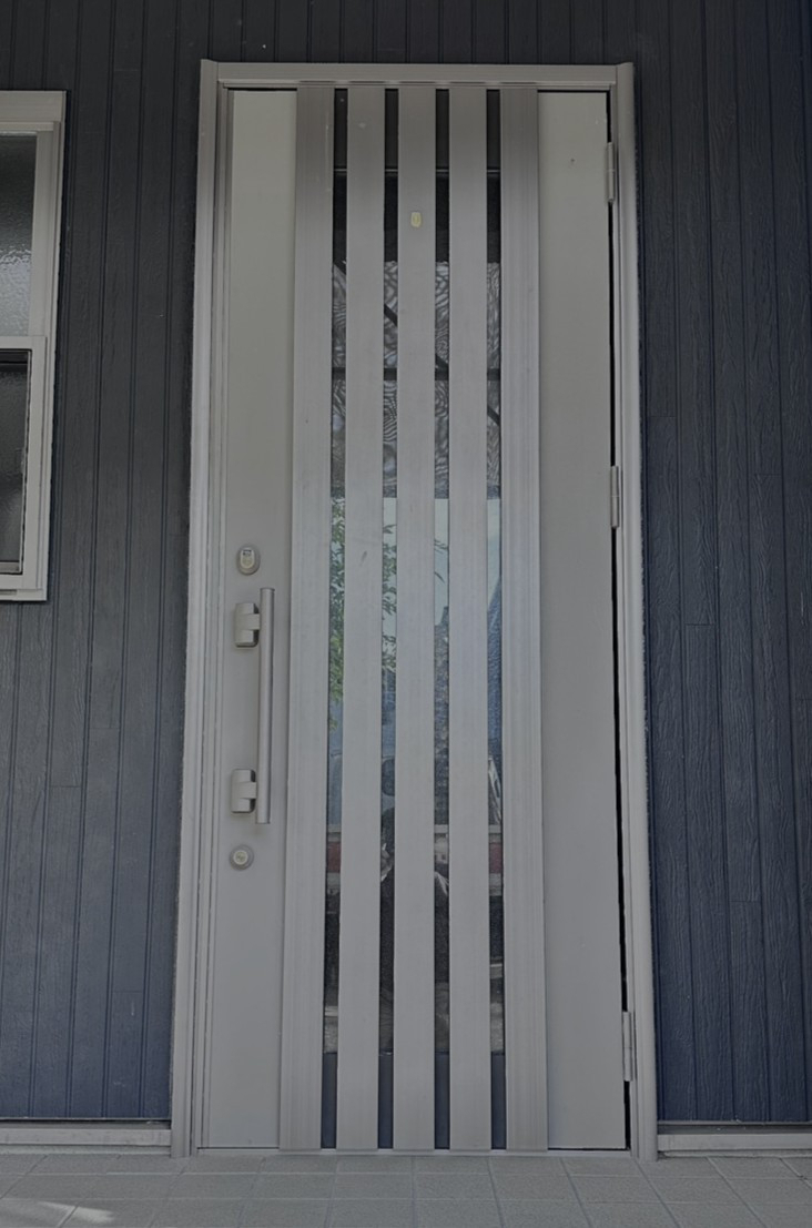 杉山トーヨー住器の🏠 1DAY 玄関断熱リフォーム　/　LIXIL リシェント S14型（木目調） ✨の施工前の写真1