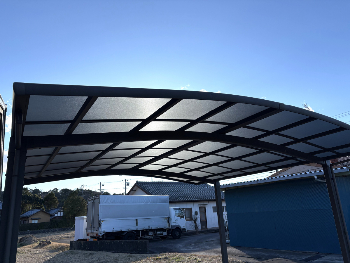 杉山トーヨー住器の🛠   カーポート屋根材交換｜1DAYリフォームで明るさと安心を回復✨の施工後の写真1
